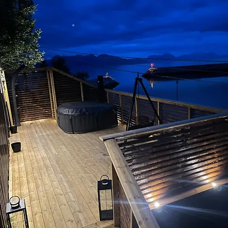 Arctic With Ocean View, Jacuzzi And Northern Lights Villa Karlsøy