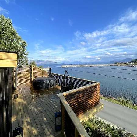 Villa Arctic With Ocean View, Jacuzzi And Northern Lights