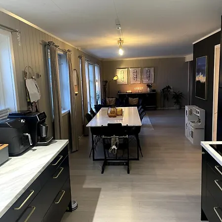 Arctic With Ocean View, Jacuzzi And Northern Lights Villa Karlsøy