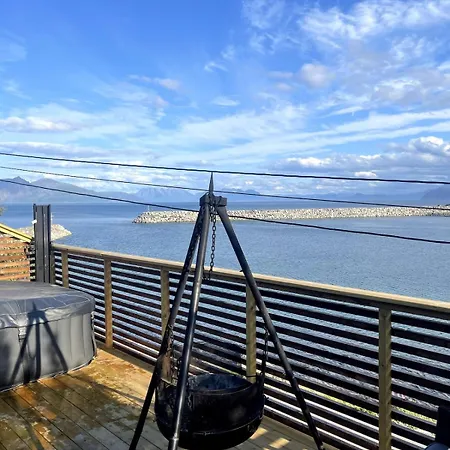 Villa Arctic With Ocean View, Jacuzzi And Northern Lights Karlsøy