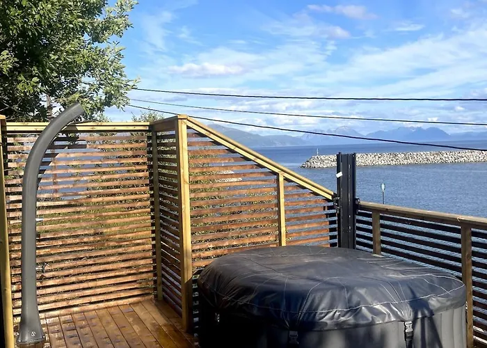Arctic With Ocean View, Jacuzzi And Northern Lights * Karlsøy