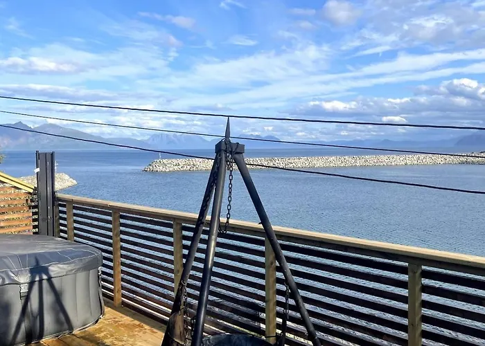 Villa Arctic With Ocean View, Jacuzzi And Northern Lights Karlsøy